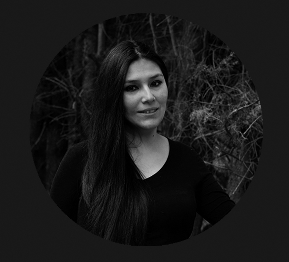 Karen Gil es periodista de investigación, especializada en temas relacionados a derechos humanos, esencialmente, de las mujeres y pueblos indígenas.  Es autora del documental «Detrás del TIPNIS» (2012), del libro «Tengo Otros Sueños» (2018) y coautora de «Días de Furia» (2020). Ganó el premio nacional periodismo de la APLP, en su categoría digital (2016).