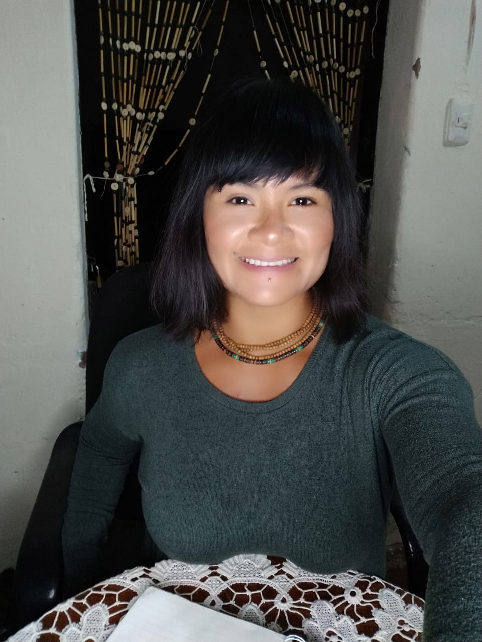 Isapi Rua es comunicadora social, radialista y periodista de investigación en temas de derechos colectivos de pueblos indígenas y medio ambiente del Chaco boliviano. Es autora del documental Kuña Iñee (2019) y Mujeres y extractivismo (2018).