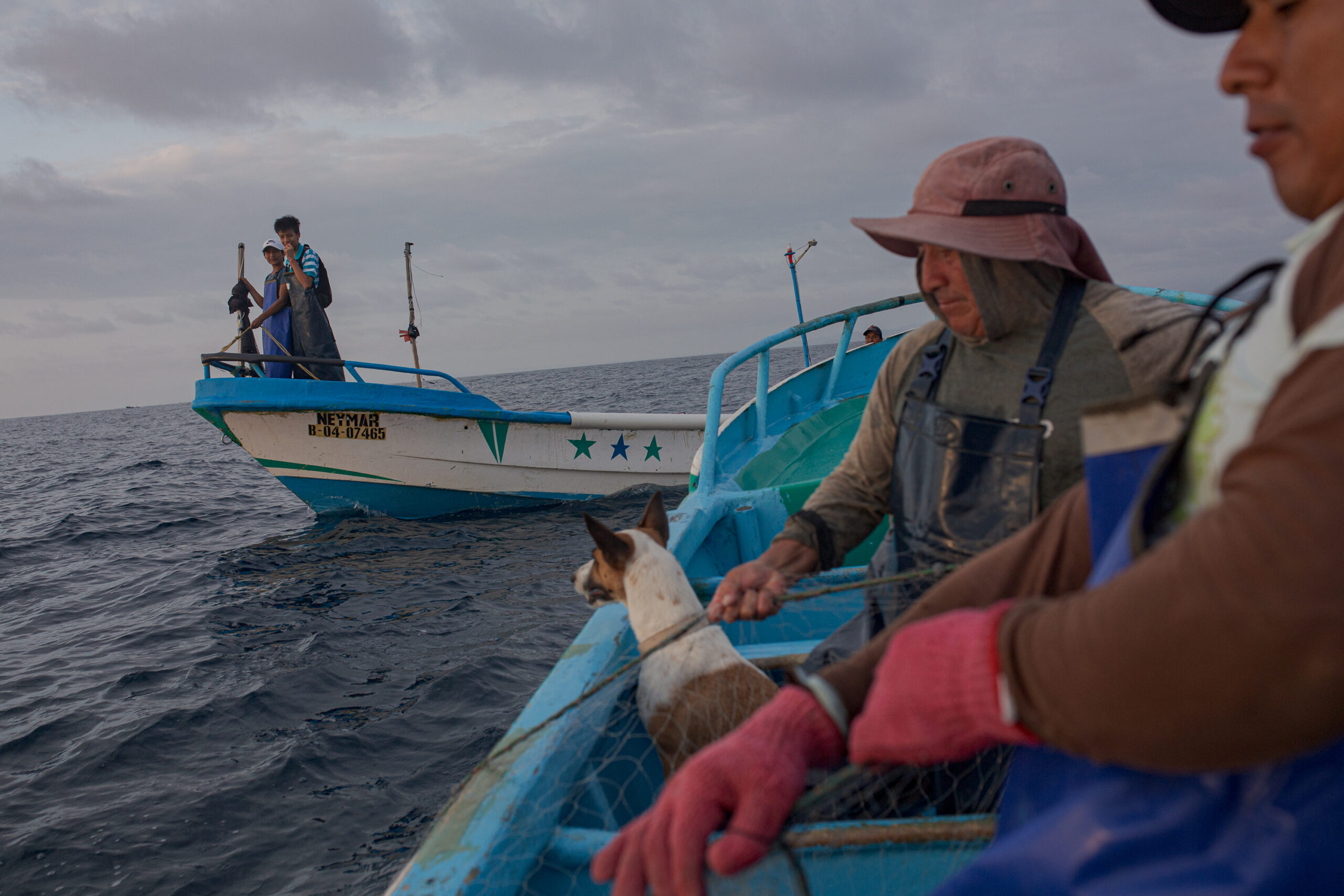 Pescadores artesanales de Ecuador luchan a contracorriente