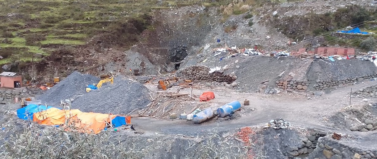 Oro, cooperativas y criminalidad horadan Yani, el pueblo de piedra