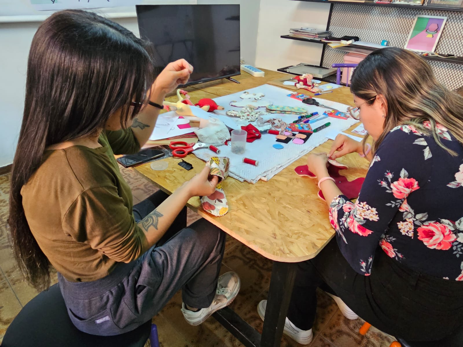 Coser para resistir: mujeres crean toallas menstruales ecológicas en tiempos de crisis