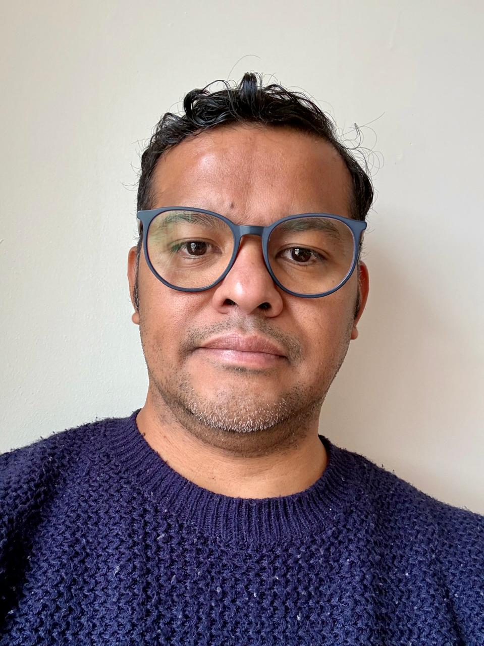 Nelson Rentería es periodista. Trabajó como corresponsal para las agencias de noticias Reuters y EFE en El Salvador. Colaboró para el periódico The New York Times. Además, es autor de narrativa de ficción.